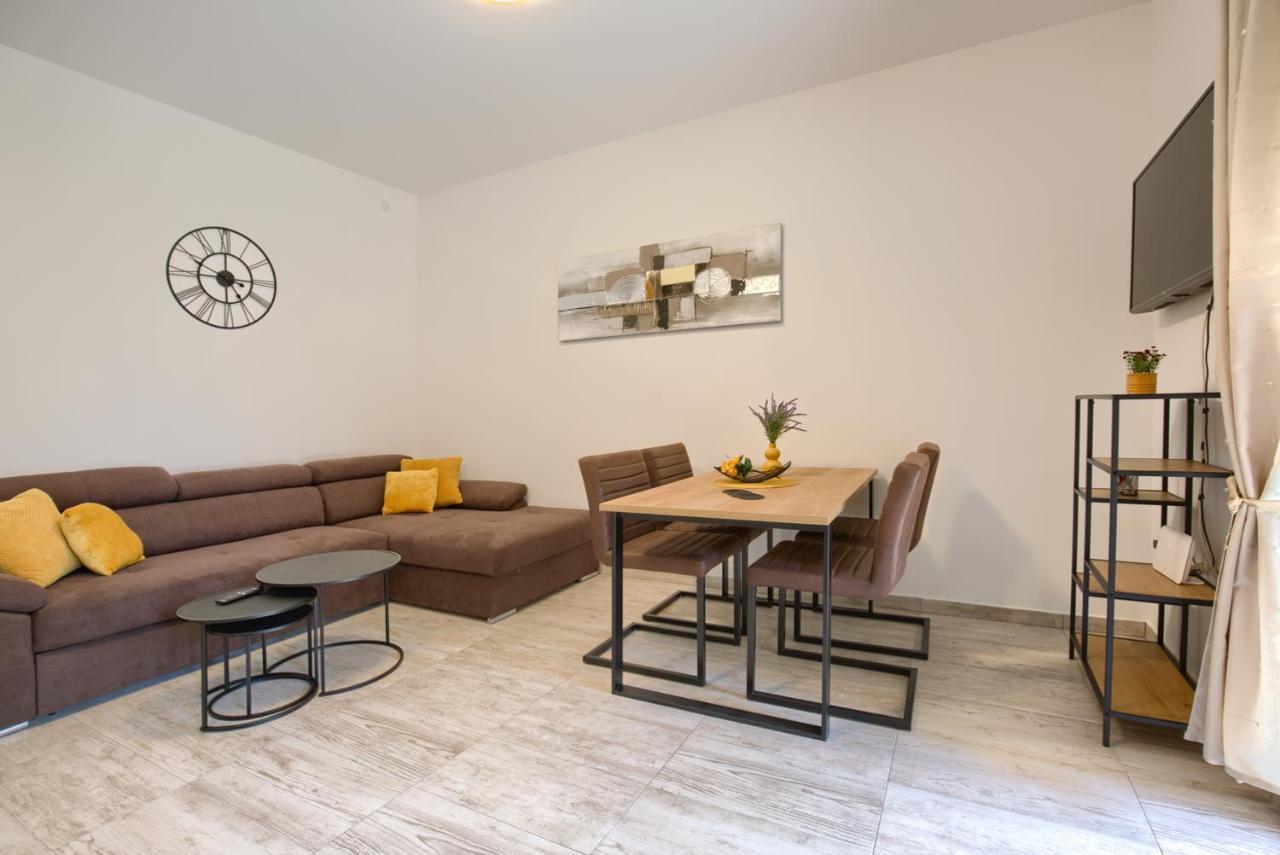 Amphitheater 3+2 Modern Apartment With Terrace, Wifi, Netflix Pula Dış mekan fotoğraf